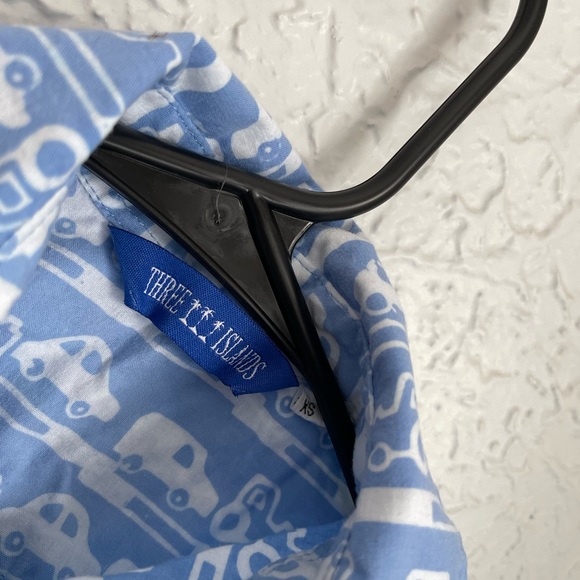 Three Island Button Up 🌊 - Picture 2 of 3